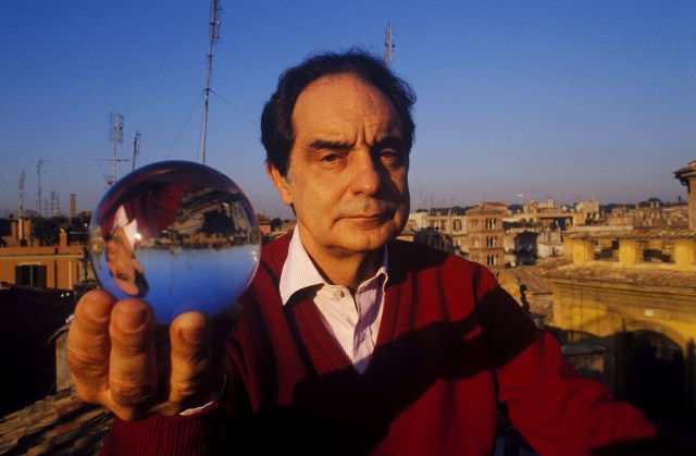 Rome, December 1984 - Writer Italo Calvino >< Roma, dicembre 1984 - Italo Calvino, scrittore *** Local Caption *** 00114424
